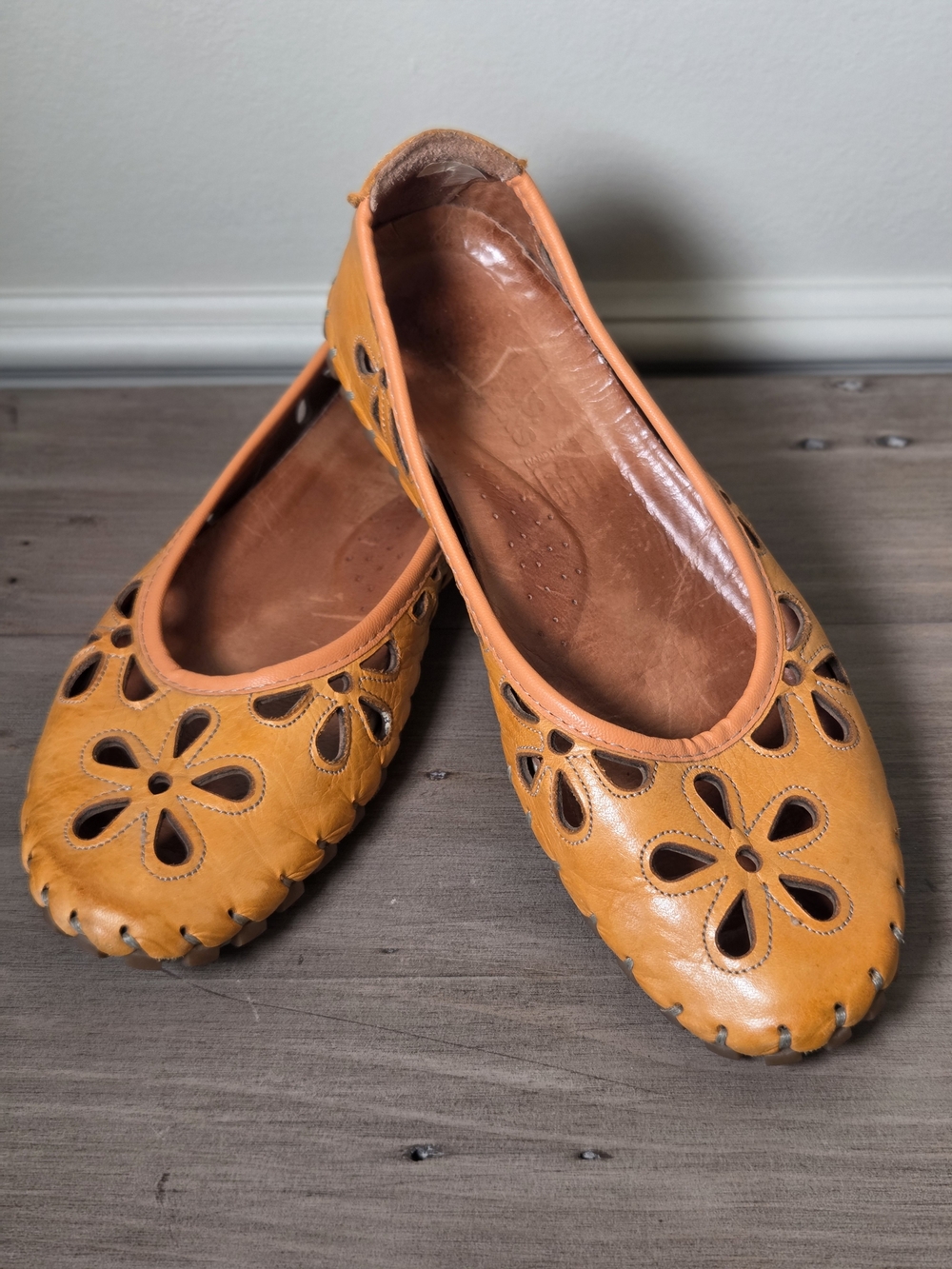 Volks Walkers Orange Leather Flower Cutout Ballet Flats Comfort Shoes - EU 39
